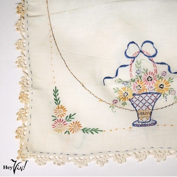 Vintage Square Table Cloth Topper Hand Embroidery Crochet Edges 20x25" - Hey Viv - Picture 1 of 5
